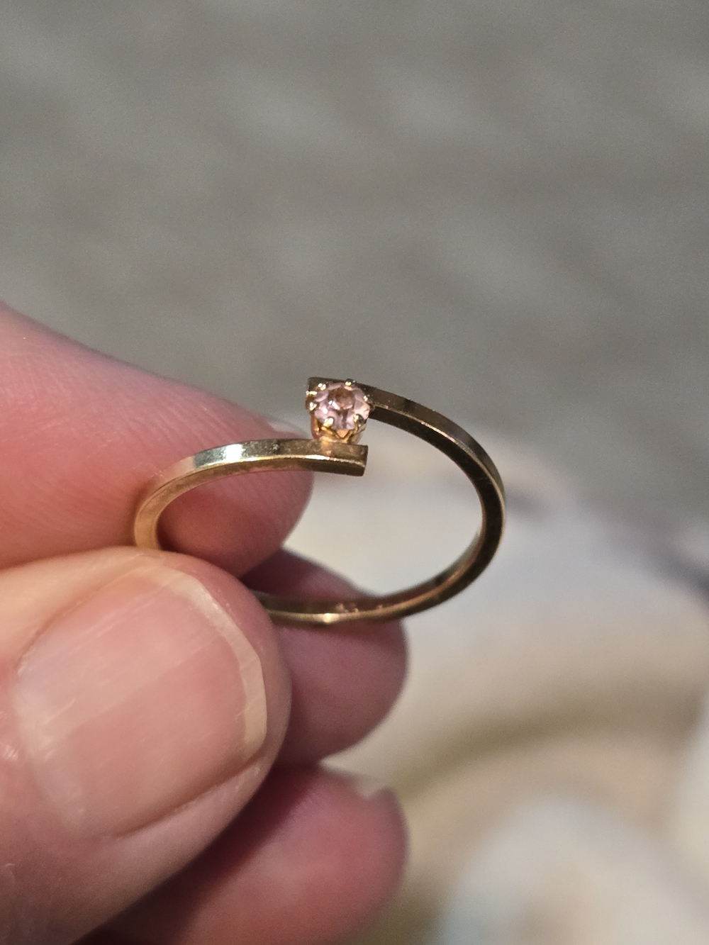 Avon Size 8.5 Gold Tone Open Band Ring with Pink Stone